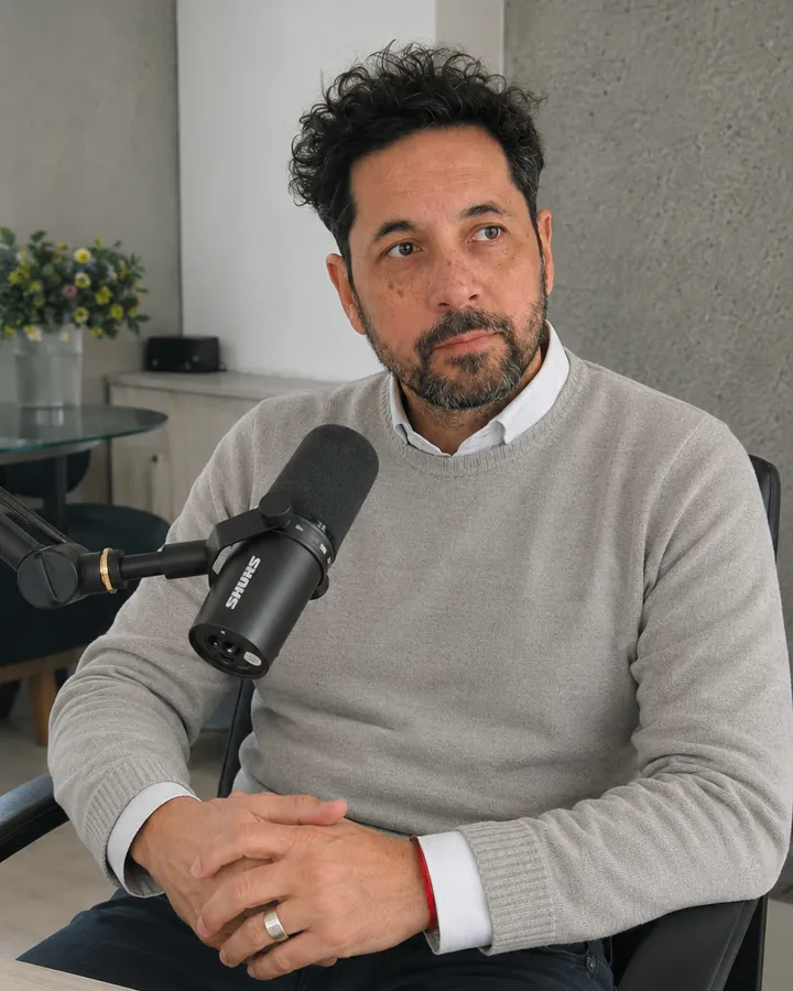 Andrés González Vera, fundador de Bisiesto, sentado frente a un micrófono